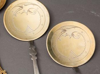 SERVERINGSBESTICK, 2 par, P Hertz Köpenhamn 1902 samt B Erlandsson Kristianstad 1904, silver, vikt ca 352 g.