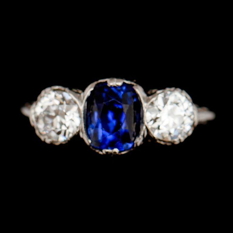 RING, 18 k vitguld, 2 briljanter tot ca 1,0 ct samt safir, 1900-talets mitt.