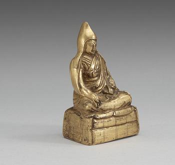 A gilt-bronze seated figure, presumably of Fifth Dalai Lama, Ngwang Lobzang Gyatso, Qing dynasty (1644-1911).