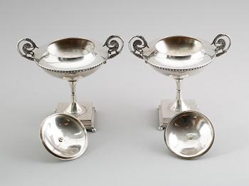 STRÖSOCKERSKÅLAR, 1 par, silver, Gustaf Möllenborg, Stockholm 1901. Vikt ca 1420 gram.