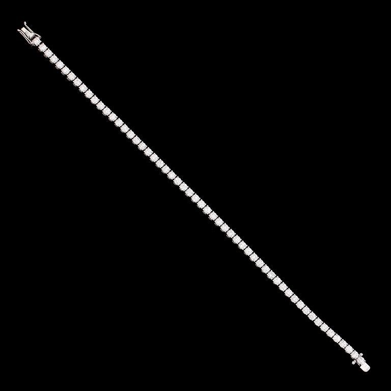 ARMBAND, 18 k vitguld, briljantslipade diamanter tot ca 4.62 ct. Vikt ca 12,9 g.