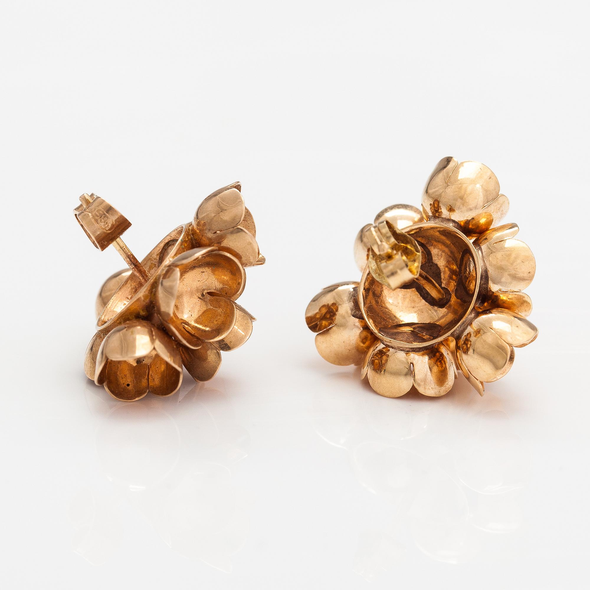 Liisa Vitali, Two pairs of "Kevät" earrings made of 14K gold. Westerback, Helsinki 1969 and 1971.