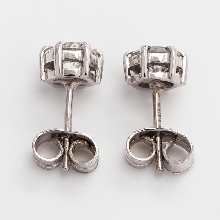 Örhängen, 14K vitguld med briljantslipade diamanter. Medföljande HRD sertifikat.