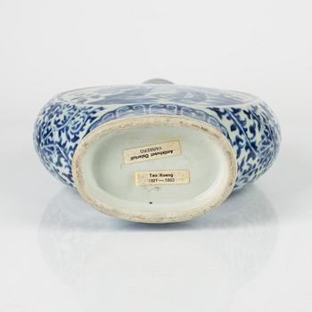 Pilgrimsflaska, porslin, Kina, sen Qingdynasti, 1800-tal.