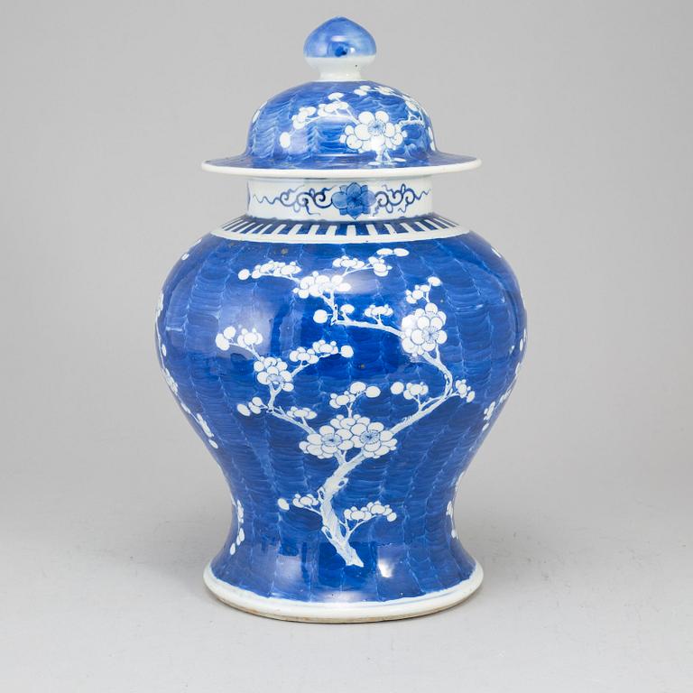 A blue and white jar with cover, Qing dynasty, late 19th century.