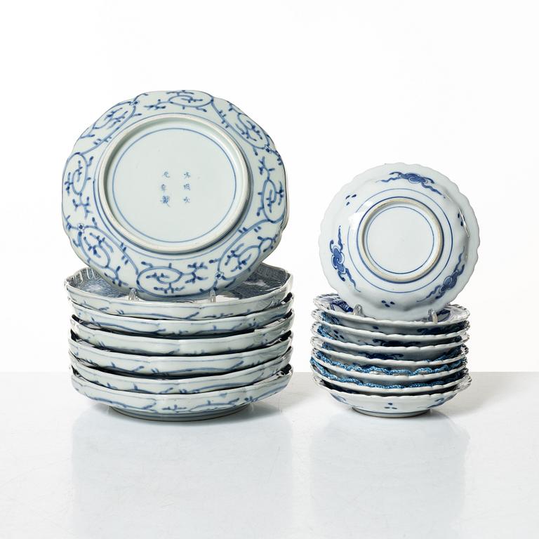 Tallrikar, sju tycken samt assietter, åtta stycken, porslin. Japan, tidigt 1900-tal.