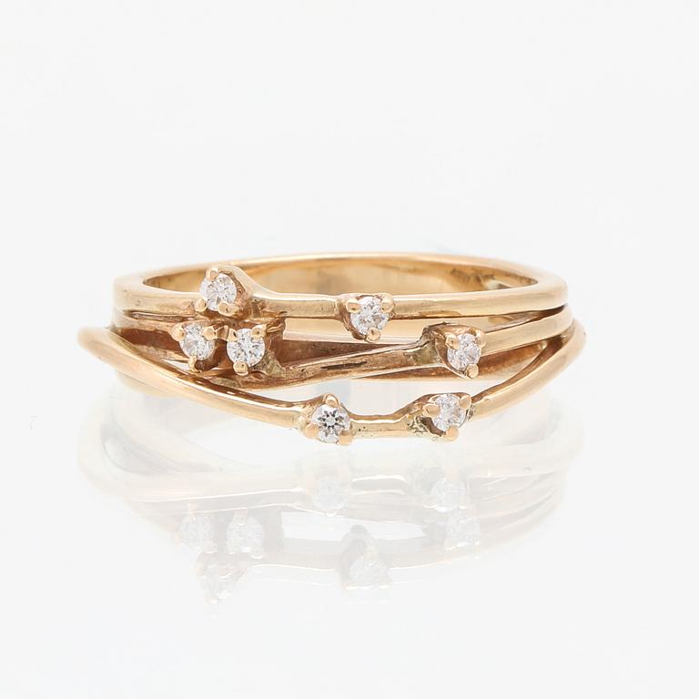 Ring in 18K gold with round brilliant-cut diamonds.