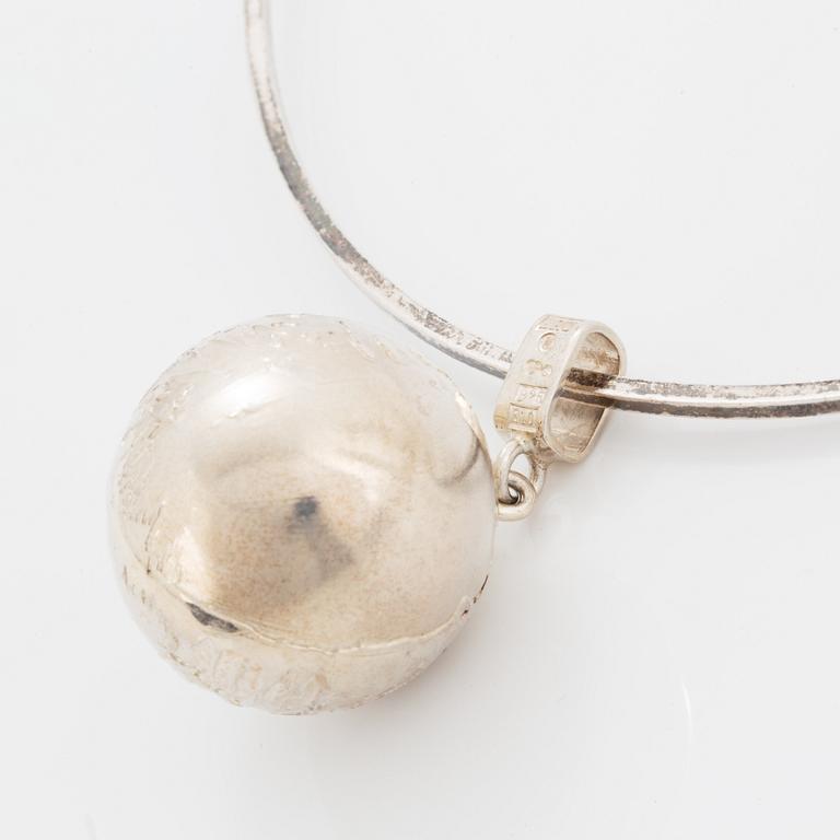A silver necklace by Jan Brunk.