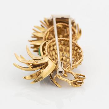 Brosch 18K guld med emaljdekor och åttkantslipade diamanter.