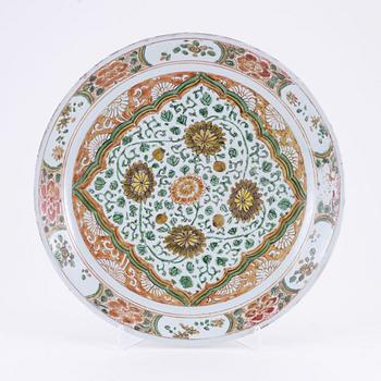 A Chinese porcelain charger, Qing dynasty, 18th Century.