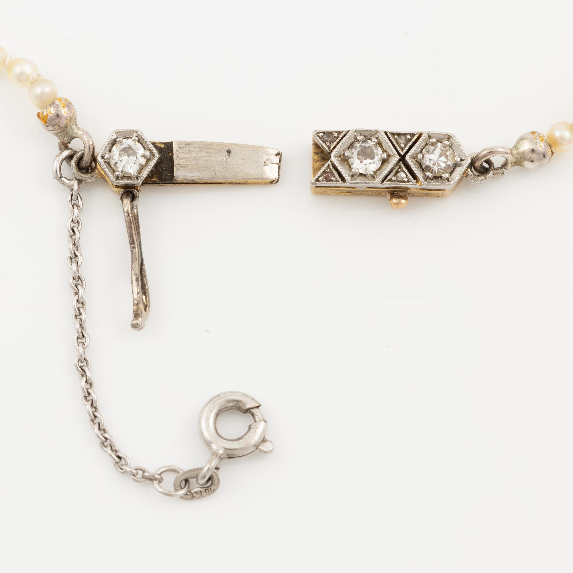 Pearl necklace, graduated pearls, clasp in 18K gold set with old-cut diamonds.
