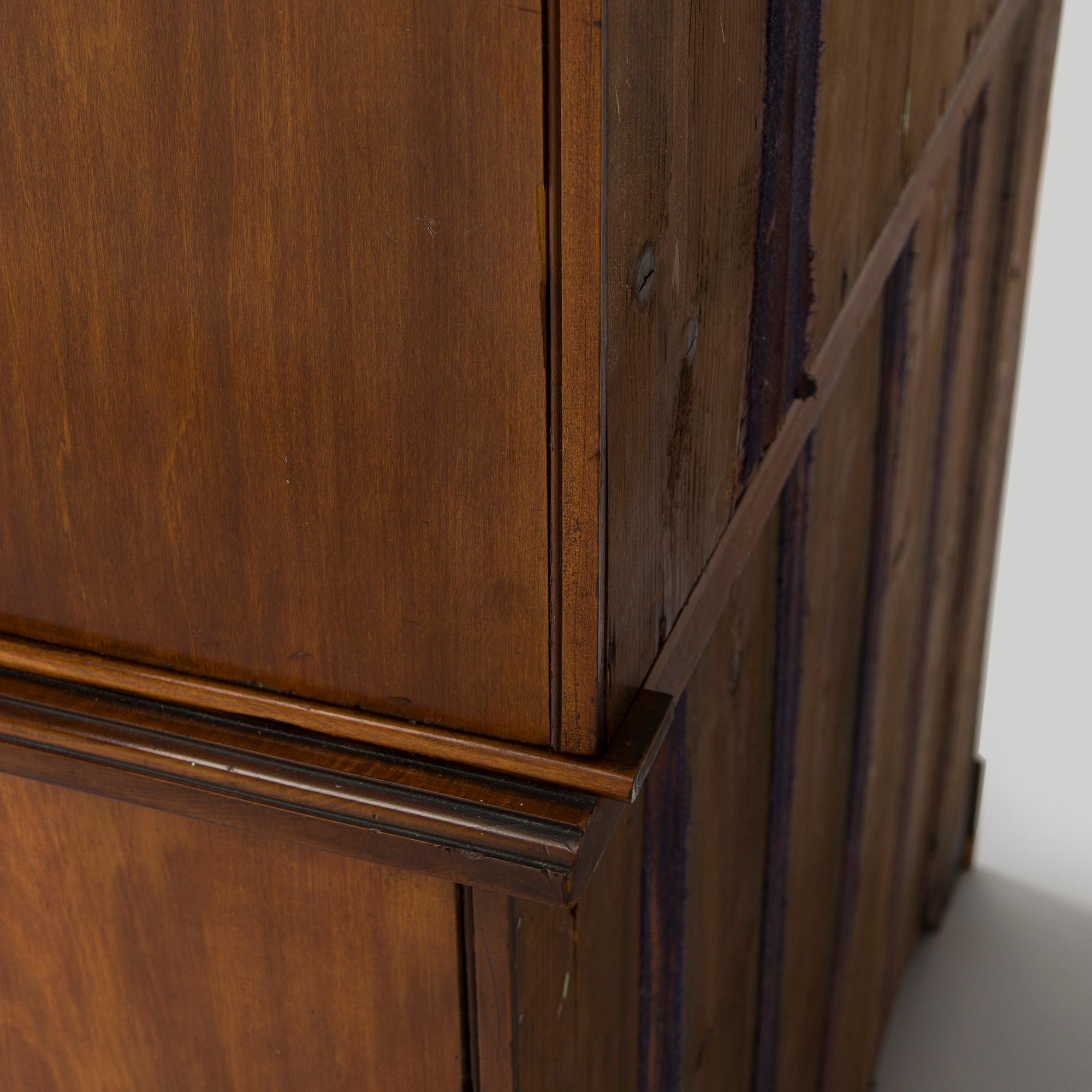 Vitrinskåp, 1900-talets första hälft.