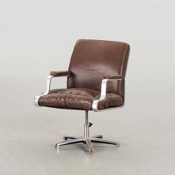 AN ERIC SIGFRID PERSSON SWIVEL CHAIR.