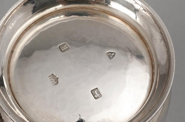 MUGG SAMT SKÅL, silver, Chester 1935 resp Sheffield 1916. Totalvikt ca 370 gram.