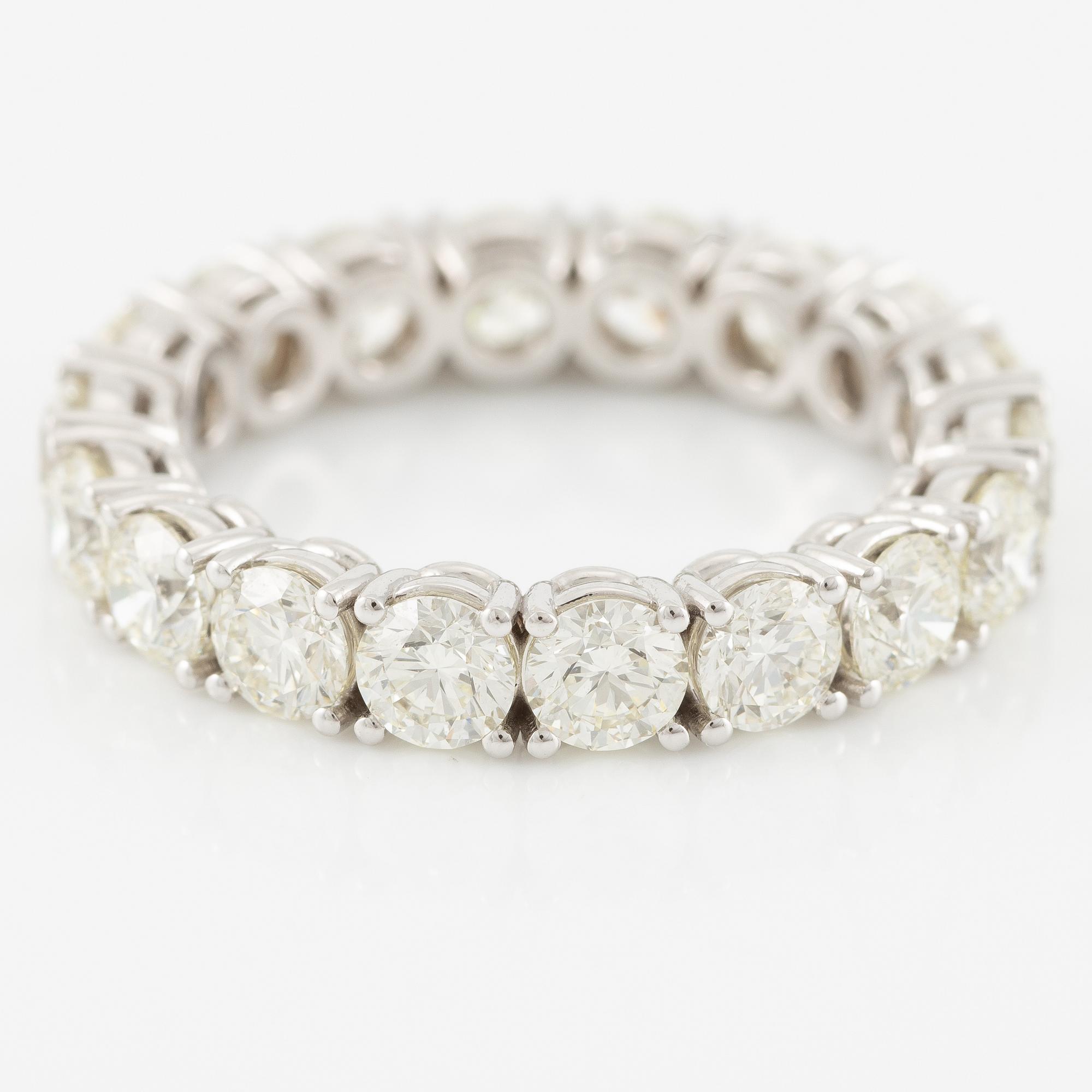 Ring full eternity 18K white gold with brilliant-cut diamonds.