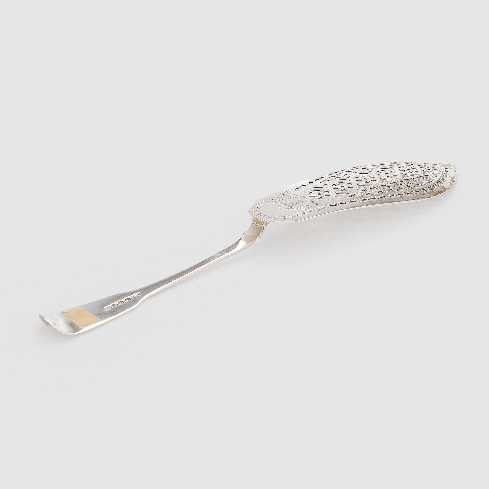 A sterling silver fish slice, Thomas Dicks, London England 1817.