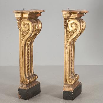 VÄGGPILASTRAR/KONSOLER, ett par, 1700/1800-tal.