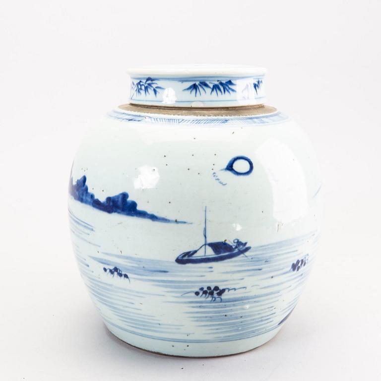 A Chinese porcelain jar with lid around 1800.