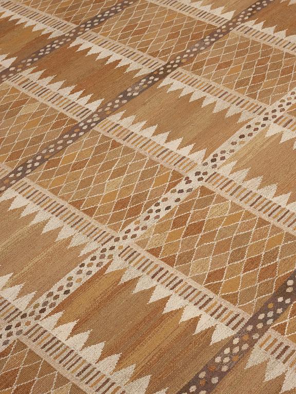 CARPET. "Josefina, brun". Flat weave. 475 x 380,5 cm. Signed AB MMF MR.