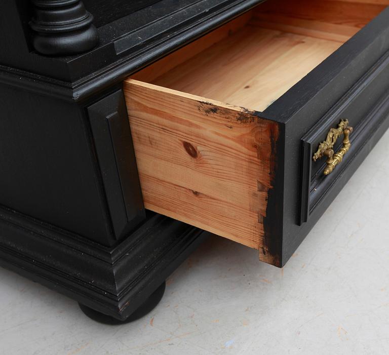 KLÄDSKÅP, 1800-talets andra hälft.