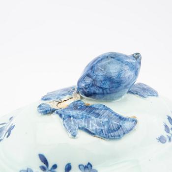 A Chinese blue and white export porcelain tureen with cover, Qing dynasty, 18th century.