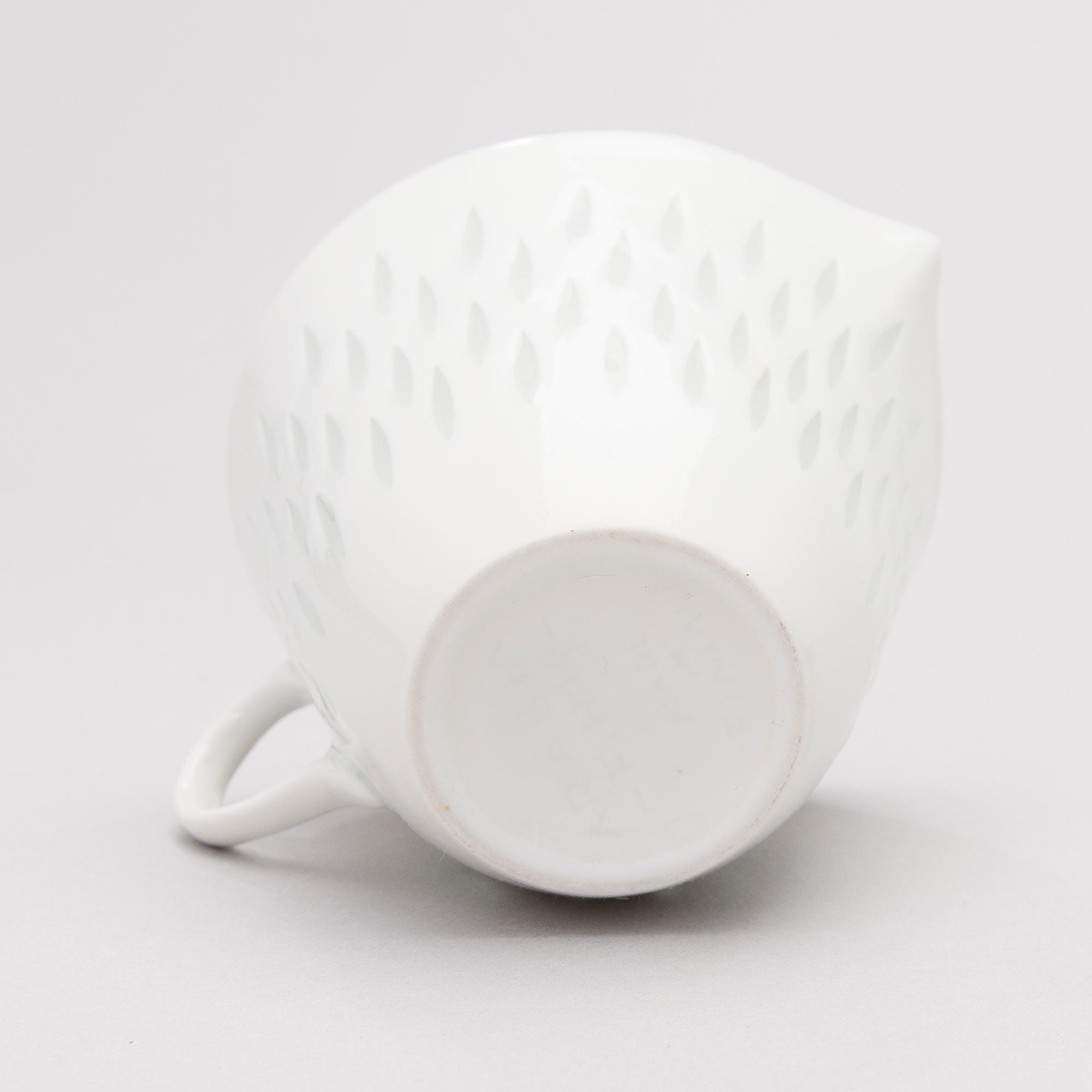 A 40-piece set of tableware in porcelain, signed F.H.Kj. Finland Arabia.