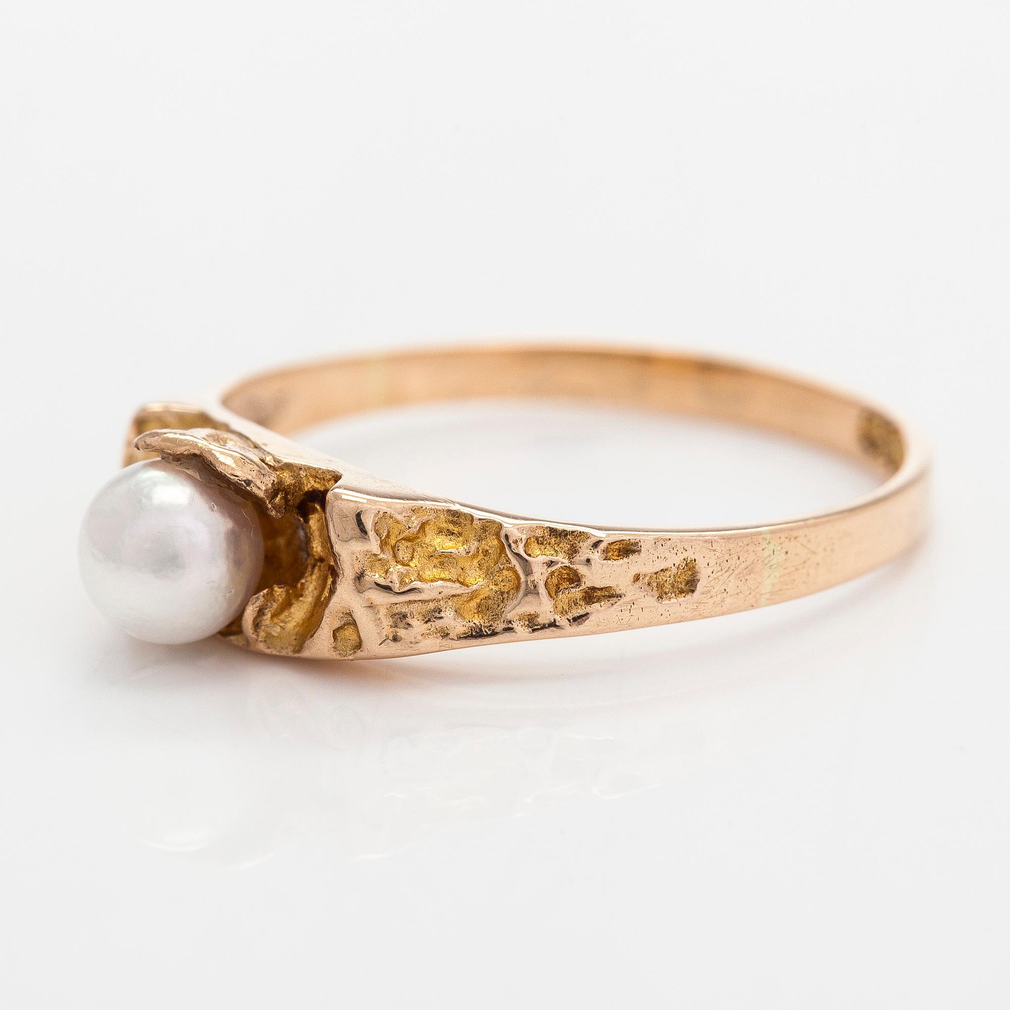 Björn Weckström, ring, "Litet ord", 14K guld och odlad pärla. Lapponia 1979.