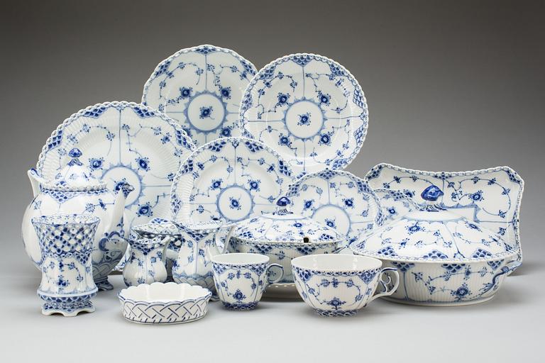 TE-, KAFFE och MATSERVIS, c:a 70 delar, porslin, "Musselmalet helblond" Royal Copenhagen, Danmark.