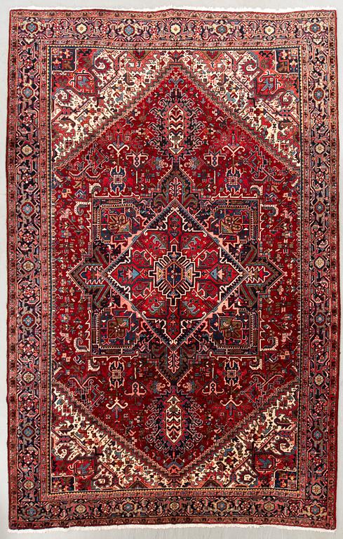 Carpet, semi-antique Heriz, northwestern Persia, approx. 390 x 305 cm.