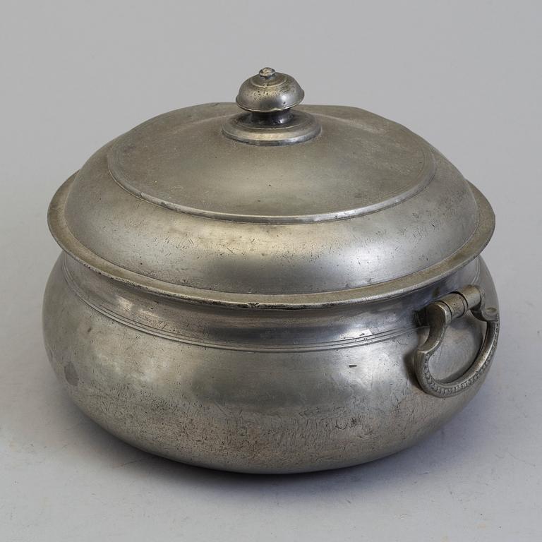 A swedish pewter bowl and lid, Gustaf Wilhelm Lindberg, Örebro 1851.