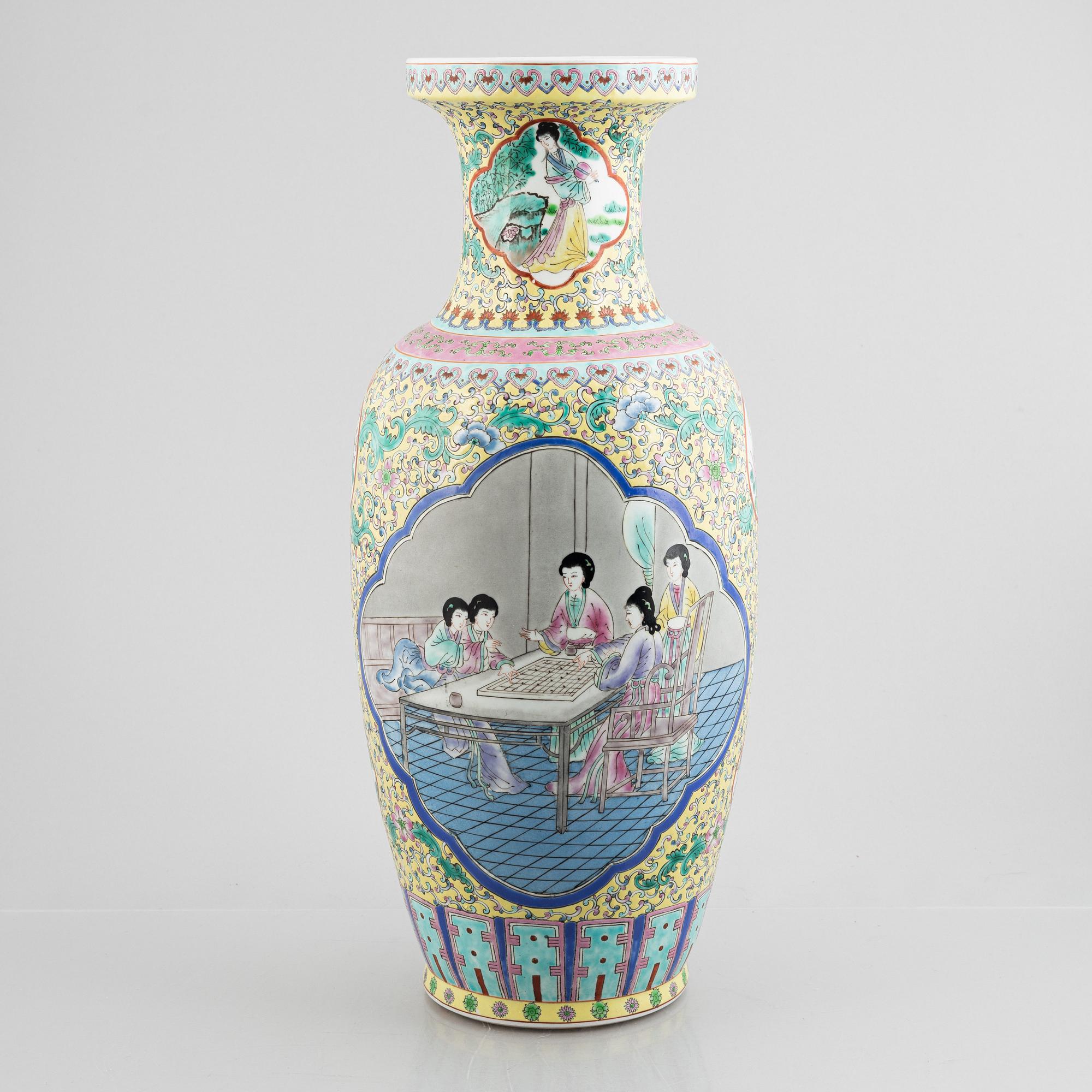 A Chinese porcelain vase, second half of te 20th century.