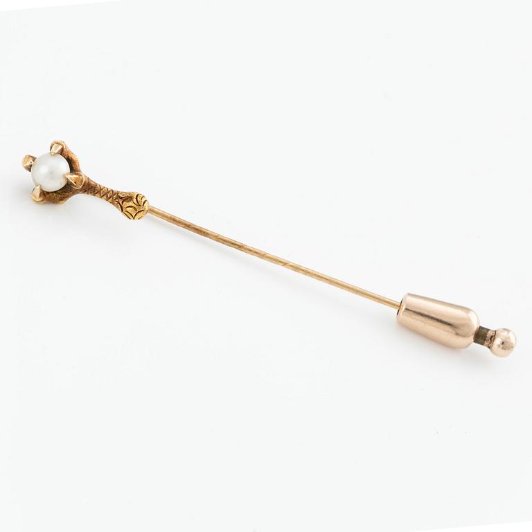An 18K gold and pearl pin.