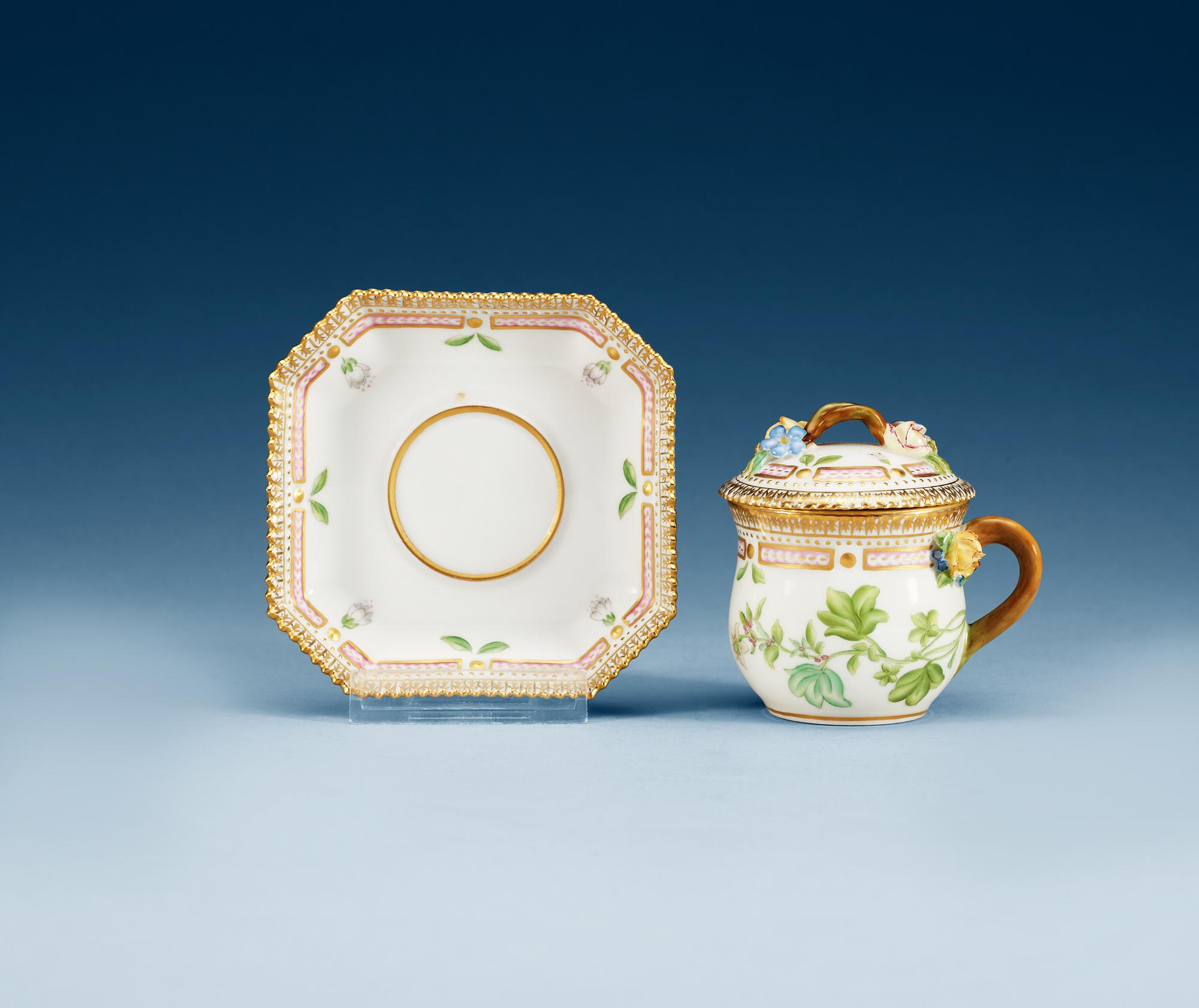 CREMEKOPPAR med LOCK och FAT, 12 stycken, porslin. "Flora Danica, Royal Copenhagen, 1900-tal.