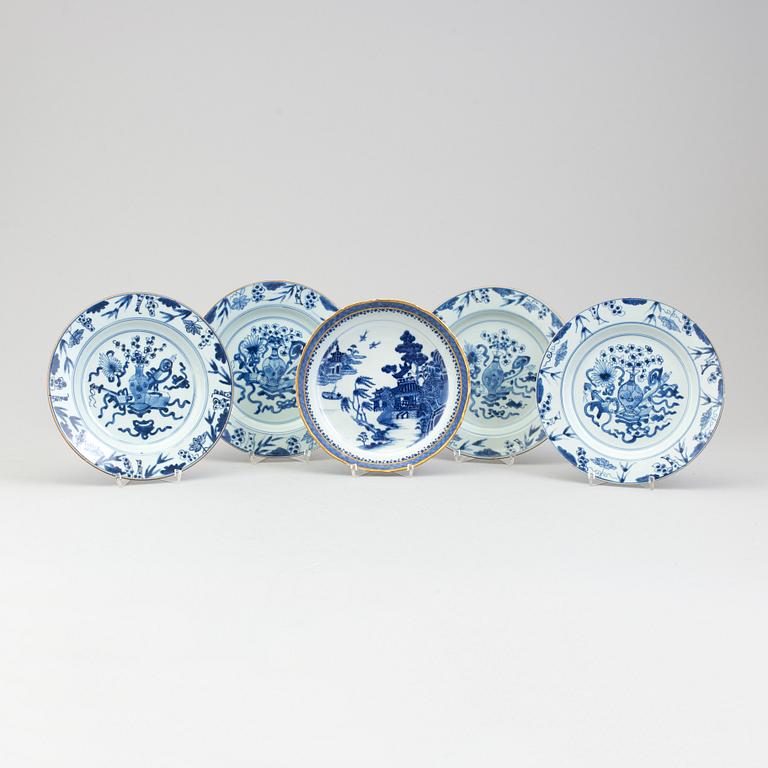 A set of four Chinese plates and a bowl, 18th century.