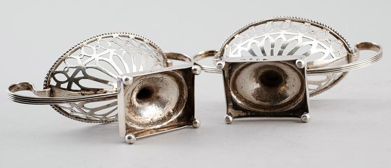 SALTKAR, 1 par, Johan Fredrik Wildt, Stockholm 1795. Vikt ca 160 gram.