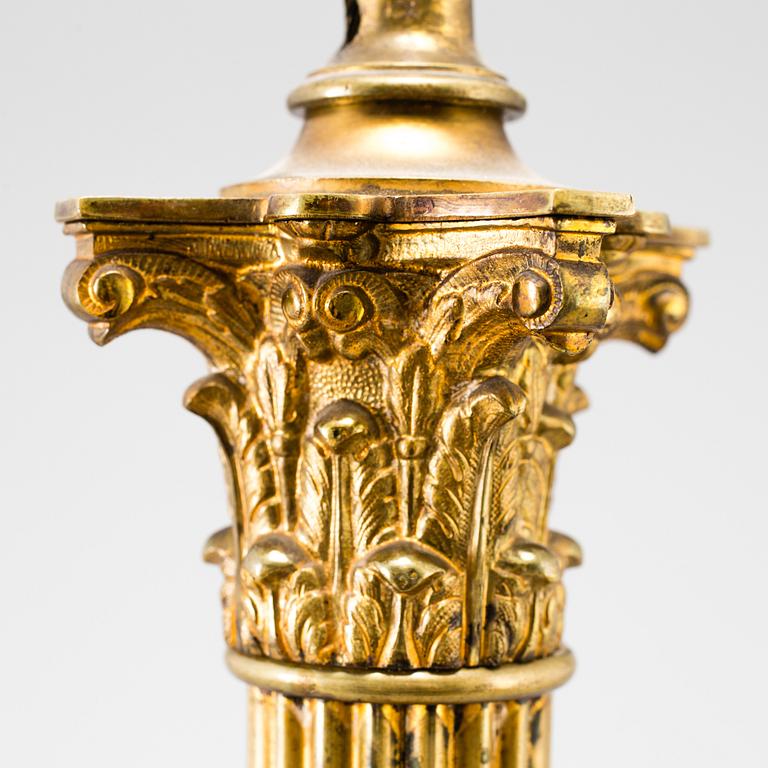 BORDSLAMPA, Klassicistisk stil, 1900-talets andra hälft.