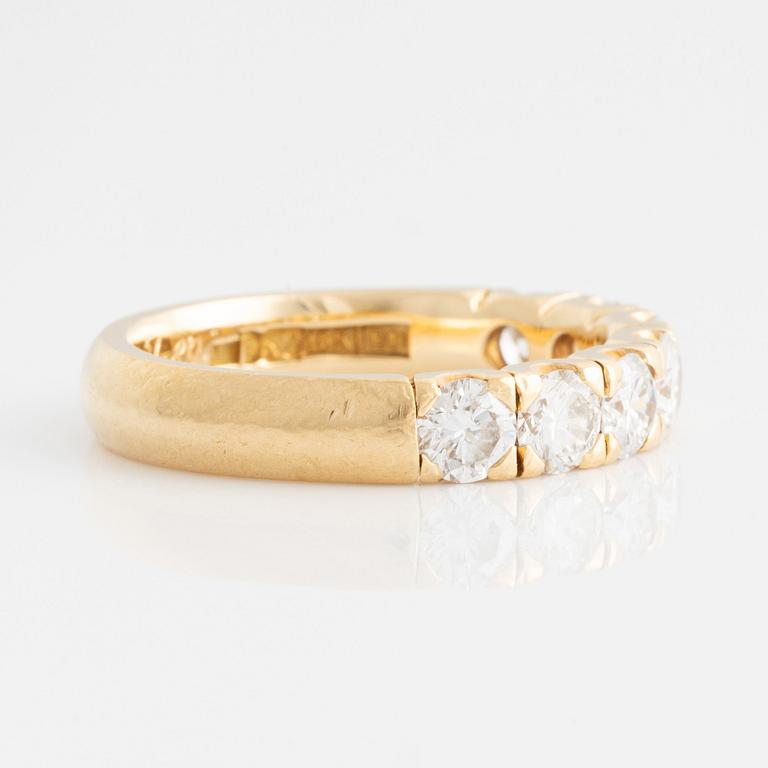 Alliance ring in 18K gold with round brilliant-cut diamonds.