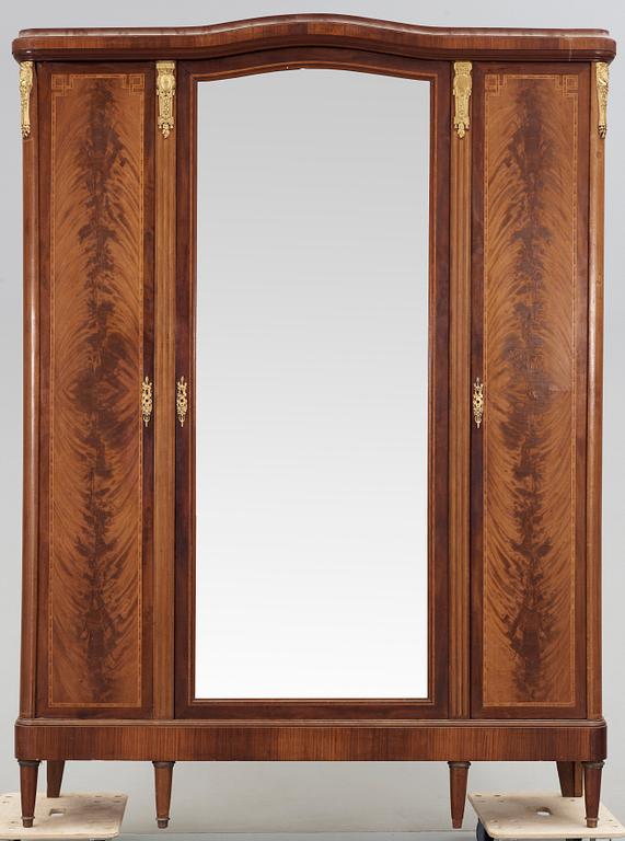 KLÄDSKÅP, Louis XVI-stil, 1900-talets början.