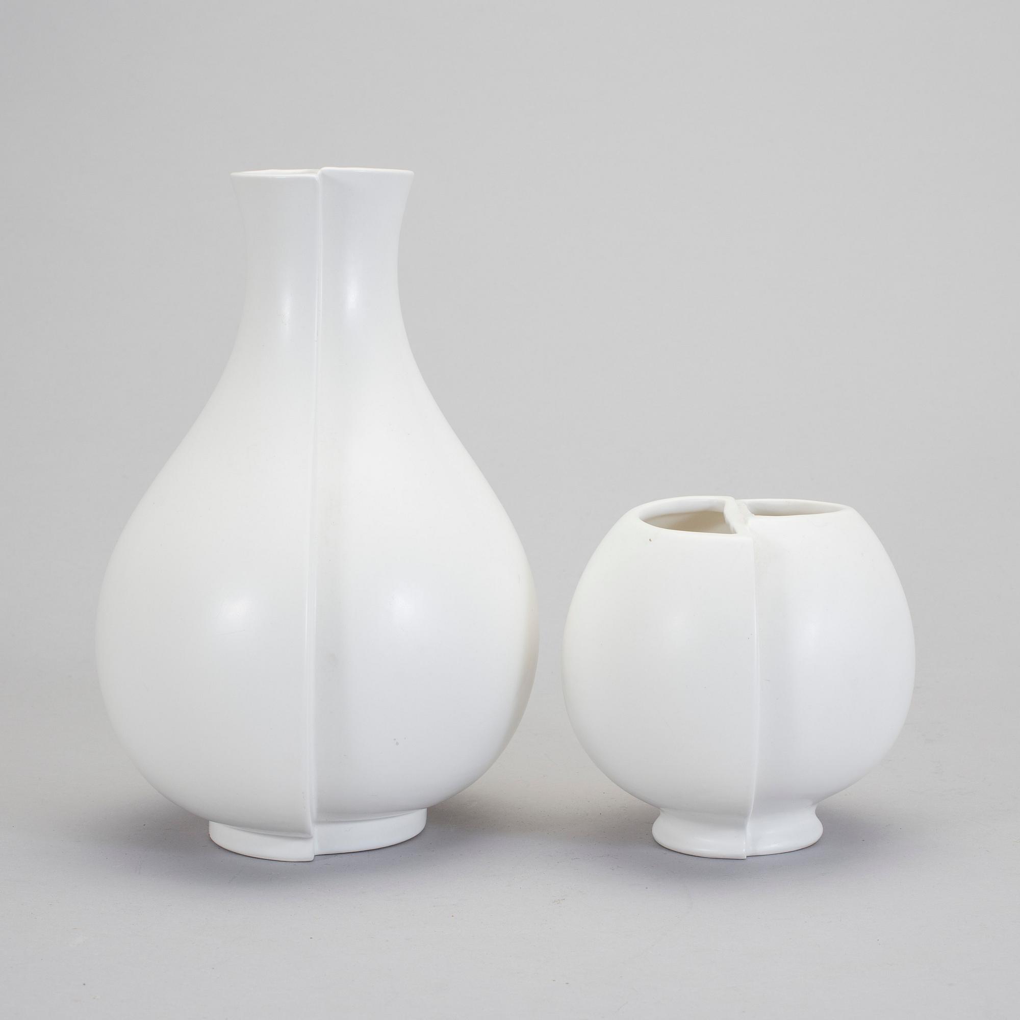 WILHELM KÅGE, vaser, 2 st "Surrea", vit cararragods, Gustavsberg.