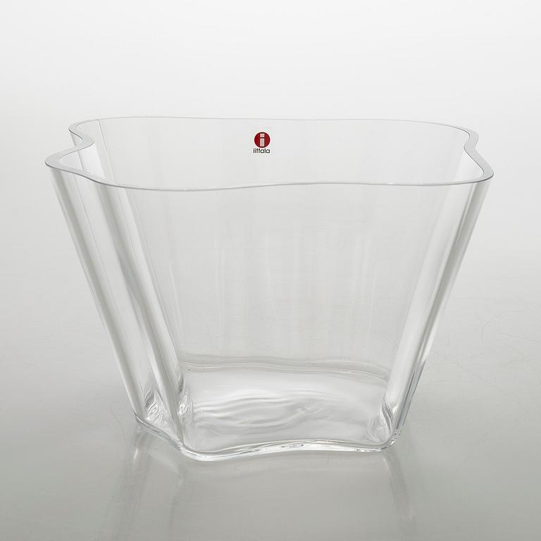 Alvar Aalto, one piece of  'Aalto flower' glass sculpture, signed Alvar Aalto Iittala, late 20th century.