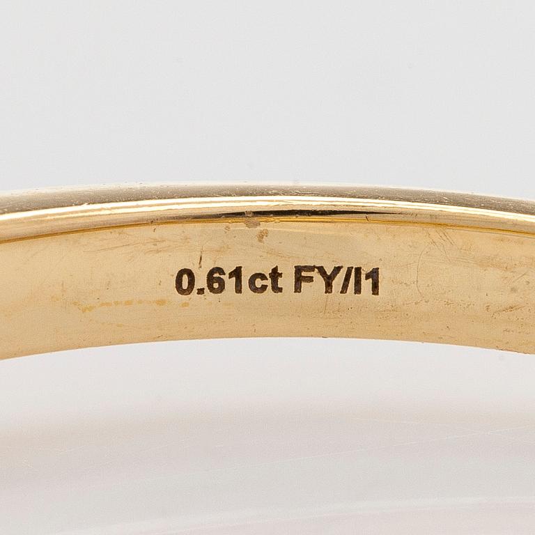 Ring in 18K gold, with a cushion-cut yellow diamond.