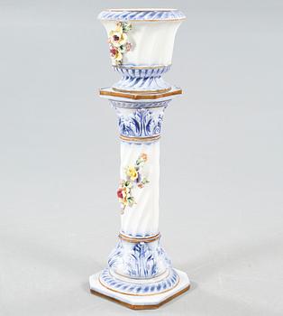 PIEDESTAL med YTTERFODER, porslin, Italien, 1900-talets andra hälft.