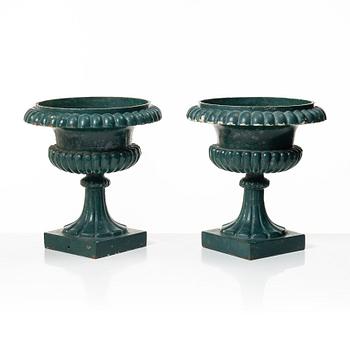 Trädgårdsurnor, ett par, No. 1, Husqvarna, omkring 1900.