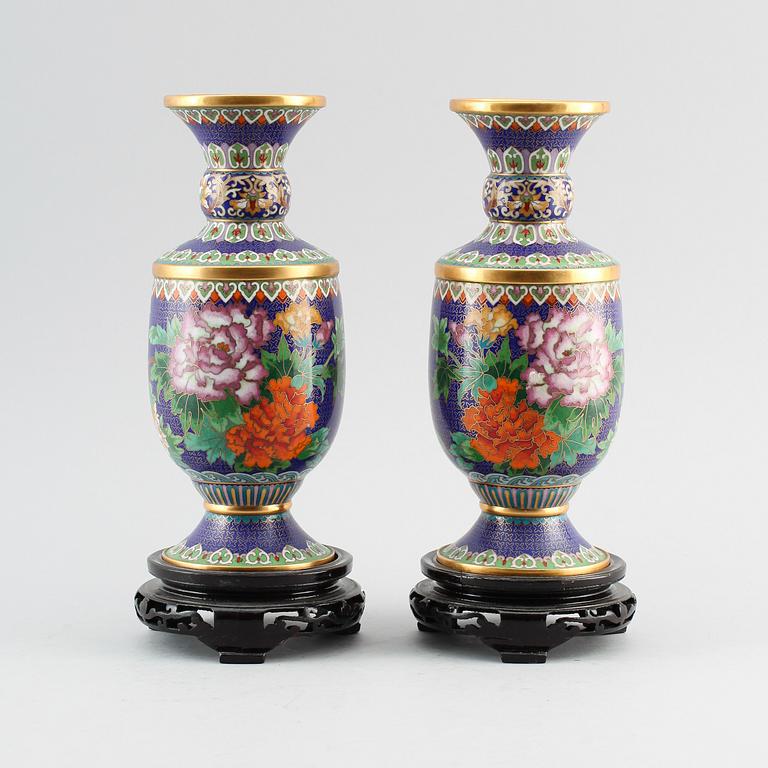 VASER, 1 par, cloisonné, Kina, 1900-tal.