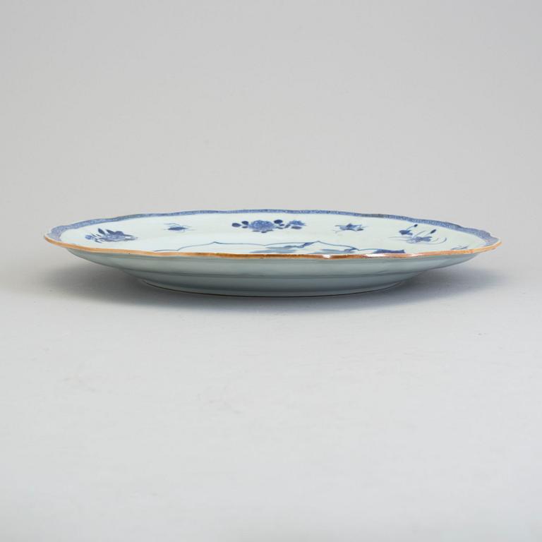 A blue and white export porcelain figural dish, Qing dynasty, Qianlong (1736-95).
