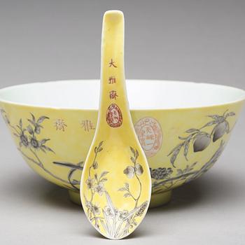 A yellow glazed grisaille bowl and spoon, Qing dynasty, Guangxu period (1875-1908).