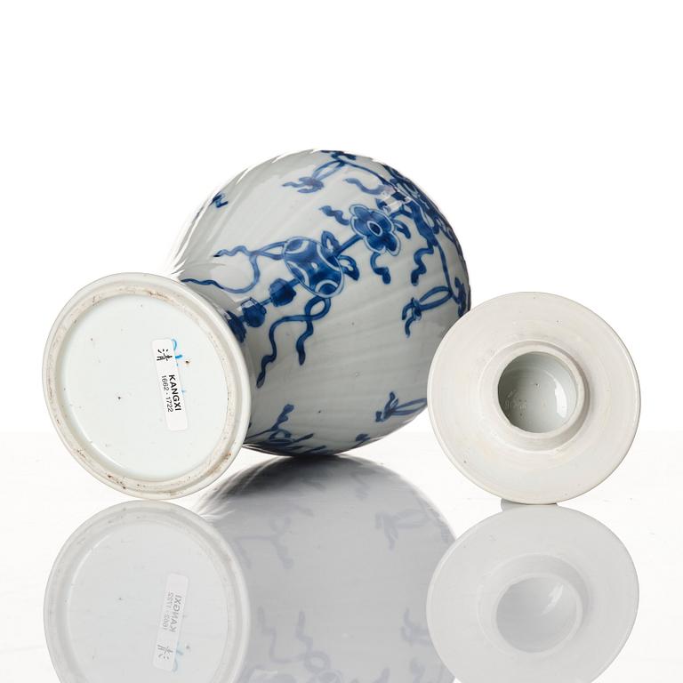 A blue and white vase, Qing dynasty, Kangxi (1662-1722).