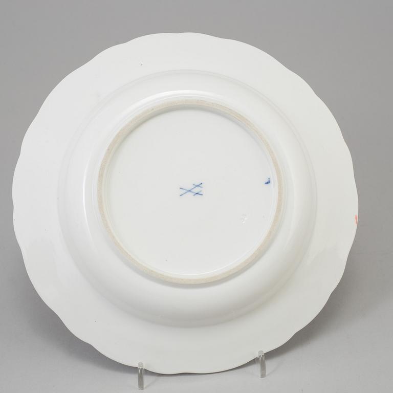 CRÈMEKOPPAR med LOCK och FAT, 12 st, BÄRTALLRIKAR, 12 st, samt DJUP TALLRIK, porslin, Meissen, 1900-tal.