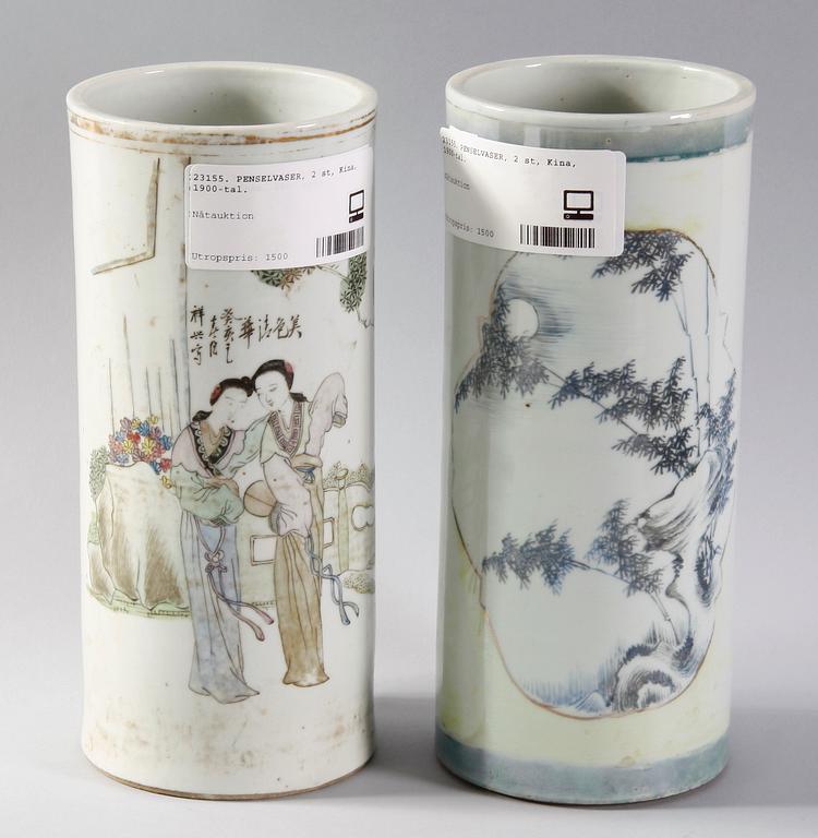 PENSELVASER, 2 st, porslin, Kina, 1900-tal.