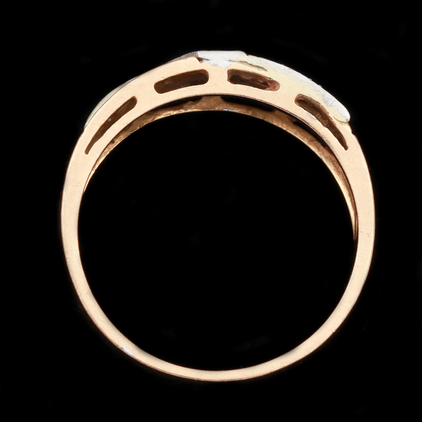 RING, 18k röd- och vitguld. Små diamanter, tot ca 0,20 ct. Vikt 3,6 g.